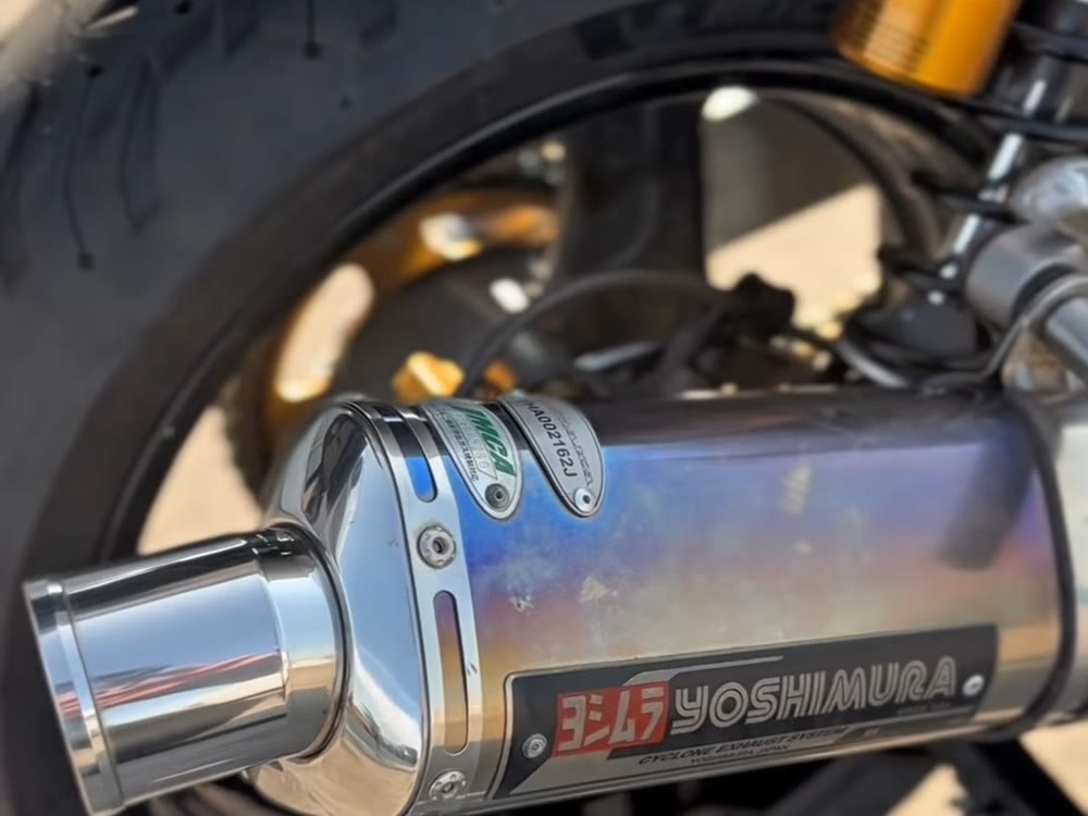 Honda CB400SF with Yoshimura exhaust and Öhlins suspension, restored at R'S BIKES